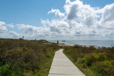 Beyaz kumlu sahilde panoramik manzara, Kuzey Denizi 'nin tepeleri ve suyu Vlissingen en Domburg, Zeeland, Hollanda
