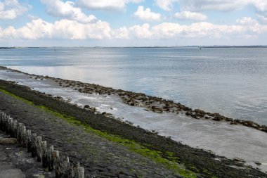 Beyaz kumlu sahildeki panoramik manzara, Kuzey Denizi 'nin Vlissingen en Domburg, Zeeland, Hollanda arasındaki kum tepeleri ve suyu