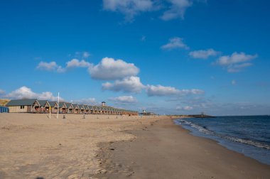 Beyaz kumlu sahildeki panoramik manzara, Kuzey Denizi 'nin Vlissingen en Domburg, Zeeland, Hollanda arasındaki kum tepeleri ve suyu