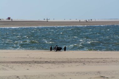 Güneşli bir günde, Renesse 'deki geniş kumlu kuzey sahili, Zeeland, Hollanda