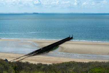 Beyaz kumlu sahilde panoramik manzara, Kuzey Denizi 'nin tepeleri ve suyu Vlissingen en Domburg, Zeeland, Hollanda