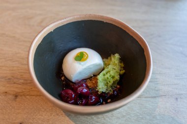 Kirazlı tatlı ve limonlu krema.