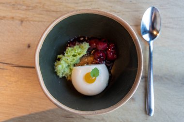 Kirazlı tatlı ve limonlu krema.