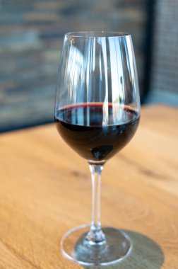 Öğle yemeğinde kafede servis edilen bir bardak kırmızı şarap.