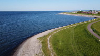 Güneşli bir günde Wemeldinge, Zeeland, Hollanda 'daki evler ve su manzarası