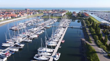 Güneşli bir günde Wemeldinge, Zeeland, Hollanda 'daki yat limanında manzara