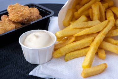 Sokak yemeği yemek ya da taze fırınlanmış patates cipsini kağıt külahta götürmek.