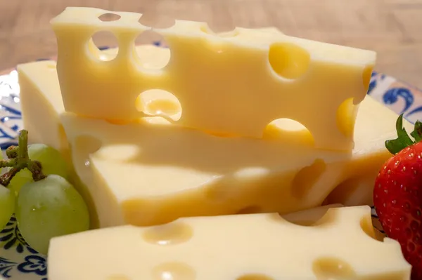Käse Sammlung Blöcke Französischen Emmentaler Käses Mit Vielen Runden Löchern — Stockfoto
