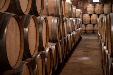Yıllarca Burgundy 'deki mağaralardaki meşe fıçılarında kırmızı şarap bulundurmak, Pinot noir üzümünden yapılmak, pahalı Fransız şarabı üretimi