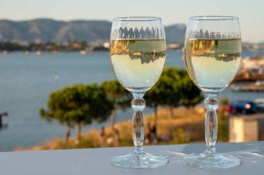 Fransız Rivierası 'nda yaz mevsimi, Cotes de Provence' den soğuk beyaz şarap içmek açık teraslarda Toulon, Var, Fransa limanı manzaralı.