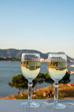 Fransız Rivierası 'nda yaz mevsimi, Cotes de Provence' den soğuk beyaz şarap içmek açık teraslarda Toulon, Var, Fransa limanı manzaralı.