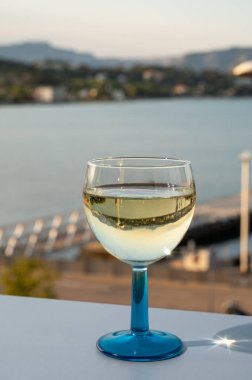 Fransız Rivierası 'nda yaz mevsimi, Cotes de Provence' den soğuk beyaz şarap içmek açık teraslarda Toulon, Var, Fransa limanı manzaralı.
