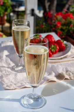 Yaz partisi, Fransız brut şampanyası bardaklara köpüklü şarap dökülmesi Saint-Tropez yakınlarındaki Port Grimaud limanında, Fransız Riviera tatili, Fransa