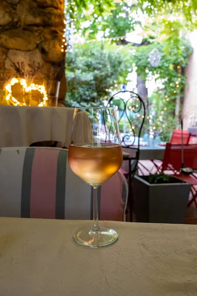 프랑스의 리비에라 Riviera Cote Dazur 프랑스 바르에 카페의 테라스에서 와인을 — 스톡 사진