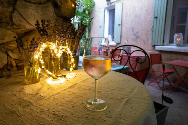 コート プロヴァンスの冷たいバラのワインを飲みながら コート ダジュールで夏の夜古いカフェで屋外テラスで ヴァル フランス — ストック写真