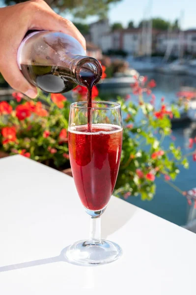 Sommarfest Med Kir Kunglig Cocktail Hälla Fransk Brut Champagne Mousserande — Stockfoto