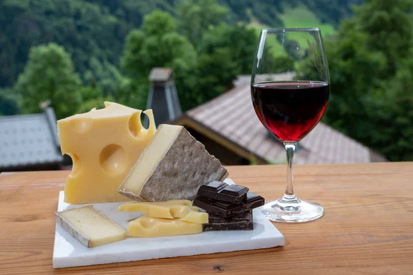 Ost Samling Schweiziska Ost Emmental Tomme Och Mörk Choklad Glas — Stockfoto