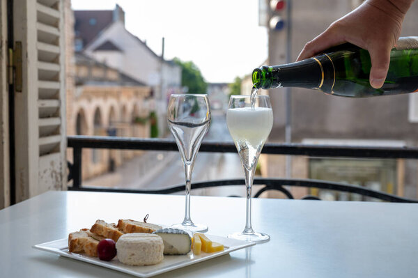 Романтическая вечеринка с двумя бокалами белого холодного шампанского игристое вино с пузырьками и видом на старую улицу во французской деревне