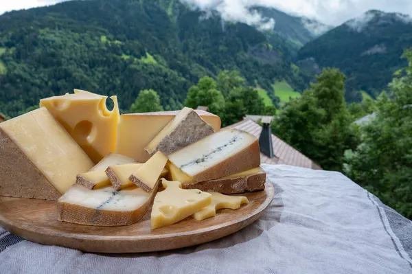 Peynir Koleksiyonu Ahşap Tahta Pano Fransız Peyniri Kontu Beaufort Abondance — Stok fotoğraf