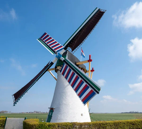 Molino Viento Típico Holandés Blanco Con Bandera Holandesa Zelanda Cerca —  Fotos de Stock