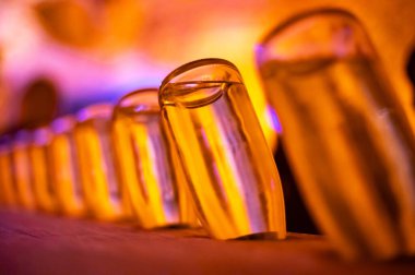 Derin ve uzun yeraltı mağaralarında, raflarda tozlu şişelerle yürür, Chardonnay 'den şampanya ve Reims, Champagne, France' da pinor noir üzümleri yapar.