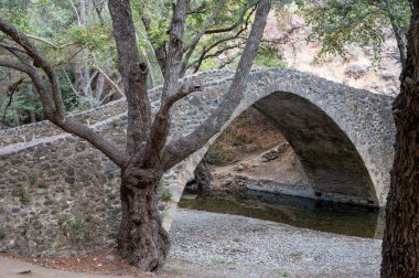 Kıbrıs Rum Kesimi 'nin yeşil Troodos dağlarında bulunan Ortaçağ Venedik taş kemer köprüsü