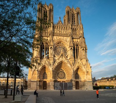 Eski Fransız şehri Reims, Fransa 'nın merkezindeki Gotik Katolik katedrali Notre-Dame' a bakın.