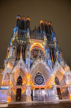 Eski Fransız şehri Reims, Fransa 'nın merkezindeki Gotik Katolik katedrali Notre-Dame Kilisesi' ne bakın.