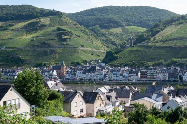 Mosel nehrinin manzarası, bağları olan tepeler ve yazları Zell kasabası, Almanya.