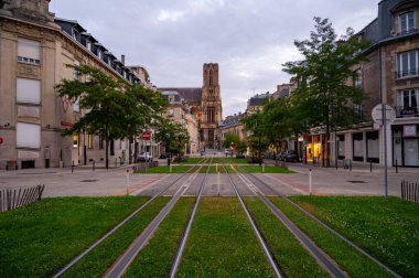 Eski Fransız şehrinin orta kesiminde sokaklarda yürümek güneşli bir günde Fransa 'da ünlü şampanyalarla doludur.