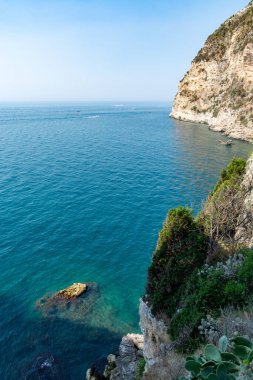 Gaeta 'nın eski kesiminde sabah yürüyüşü, antik İtalyan kenti Latina' da Tyrhenian denizinde