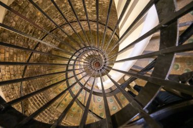 Reims, Champagne, France 'da şarap ve noir üzümlerden şampanya yapan, derin ve uzun yeraltı mağaralarına giden eski spiral merdivenler.