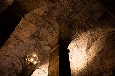 İtalya 'nın Toskana kentindeki Montepulciano Tepesi' nde şarap nobile di Montepulciano 'nun yaşlanması için eski kırmızı şarap fıçılarıyla ortaçağ yeraltı şarap mahzenleri.