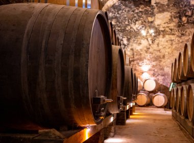 İtalya 'nın Toskana kentindeki Montepulciano Tepesi' nde şarap nobile di Montepulciano 'nun yaşlanması için eski kırmızı şarap fıçılarıyla ortaçağ yeraltı şarap mahzenleri.