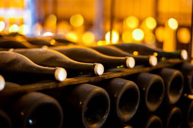 Derin ve uzun yeraltı mağaralarında, raflarda tozlu şişelerle yürür, Chardonnay 'den şampanya ve Reims, Champagne, France' da pinor noir üzümleri yapar.