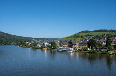 Mosel nehri manzaralı, üzüm bağları olan tepeler ve sabahları Traben-Trarbach kasabası, Almanya
