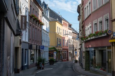 Mosel Nehri Vadisi 'nde yürüyüş, Almanya' nın Traben-Trarbach şehrinin eski evleri.