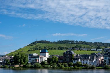 Mosel nehri manzaralı, üzüm bağları olan tepeler ve sabahları Traben-Trarbach kasabası, Almanya