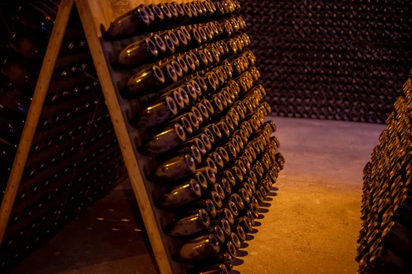 Caminando Profundas Largas Cuevas Subterráneas Con Botellas Polvo Bastidores Haciendo —  Fotos de Stock