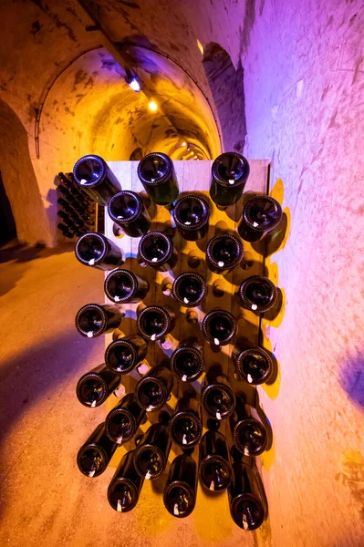 Garrafas Prateleiras Cavernas Profundas Longas Subterrâneas Fazendo Vinho Espumante Champanhe — Fotografia de Stock