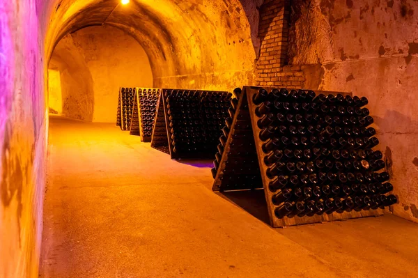 Бутылки Стойках Глубоких Длинных Подземных Пещерах Производящих Шампанское Игристое Вино — стоковое фото