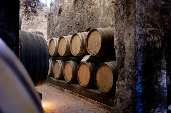 İtalya 'nın Toskana kentindeki Montepulciano Tepesi' nde şarap nobile di Montepulciano 'nun yaşlanması için eski kırmızı şarap fıçılarıyla ortaçağ yeraltı şarap mahzenleri.