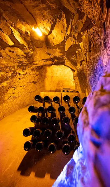 地下深く長い洞窟の棚の上のボトル シャルドネとランスのピノ ノワールのブドウからシャンパンスパークリングワインを作る シャンパン フランス — ストック写真