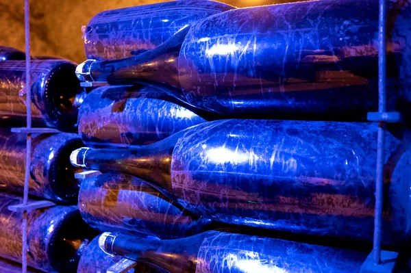 地下深く長い洞窟の棚の上のボトル シャルドネとランスのピノ ノワールのブドウからシャンパンスパークリングワインを作る シャンパン フランス — ストック写真