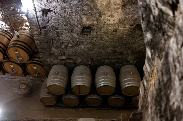 意大利托斯卡纳蒙特普尔西亚诺山上古城中古地下酒窖及陈酿葡萄酒桶 — 图库照片