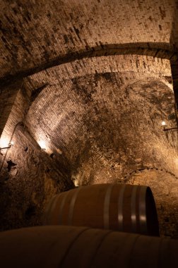 İtalya 'nın Toskana kentindeki Montepulciano Tepesi' nde şarap nobile di Montepulciano 'nun yaşlanması için eski kırmızı şarap fıçılarıyla ortaçağ yeraltı şarap mahzenleri.