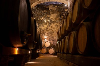 İtalya 'nın Toskana kentindeki Montepulciano Tepesi' nde şarap nobile di Montepulciano 'nun yaşlanması için eski kırmızı şarap fıçılarıyla ortaçağ yeraltı şarap mahzenleri.