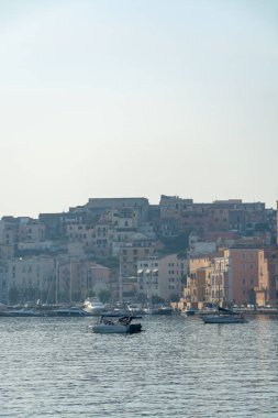 Gaeta 'nın eski kesiminde sabah yürüyüşü, antik İtalyan kenti Latina' da Tyrhenian denizinde