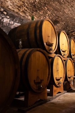 İtalya 'nın Toskana kentindeki Montepulciano Tepesi' nde şarap nobile di Montepulciano 'nun yaşlanması için eski kırmızı şarap fıçılarıyla ortaçağ yeraltı şarap mahzenleri.