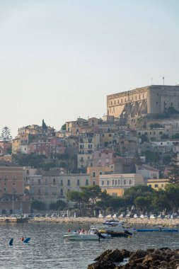 Gaeta 'nın eski kesiminde sabah yürüyüşü, antik İtalyan kenti Latina' da Tyrhenian denizinde